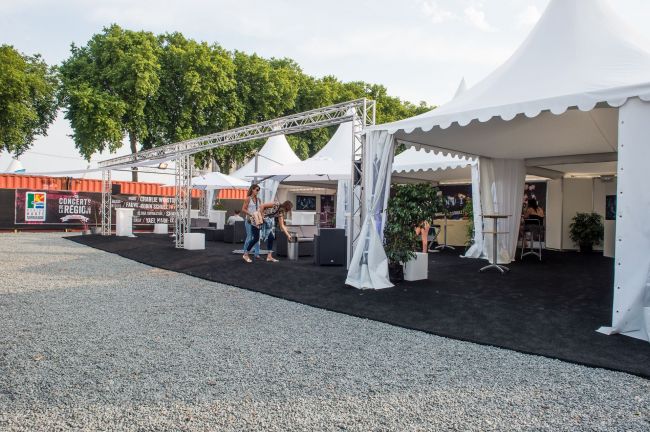 Tentes avec terrasse et parasols pour une réception haut de gamme